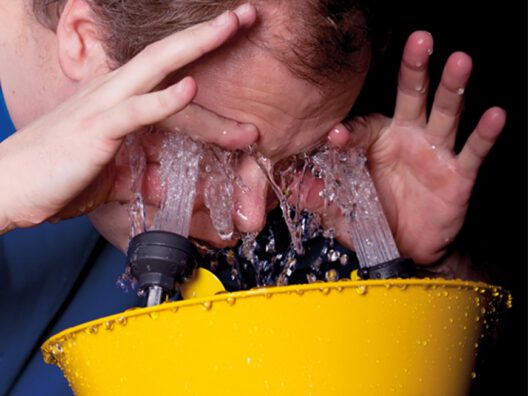 Duchas y lavaojos de emergencia: equipos clave para minimizar el daño causado en accidentes laborales