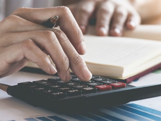 Por qué debes coger la calculadora para secarte las manos en un baño público